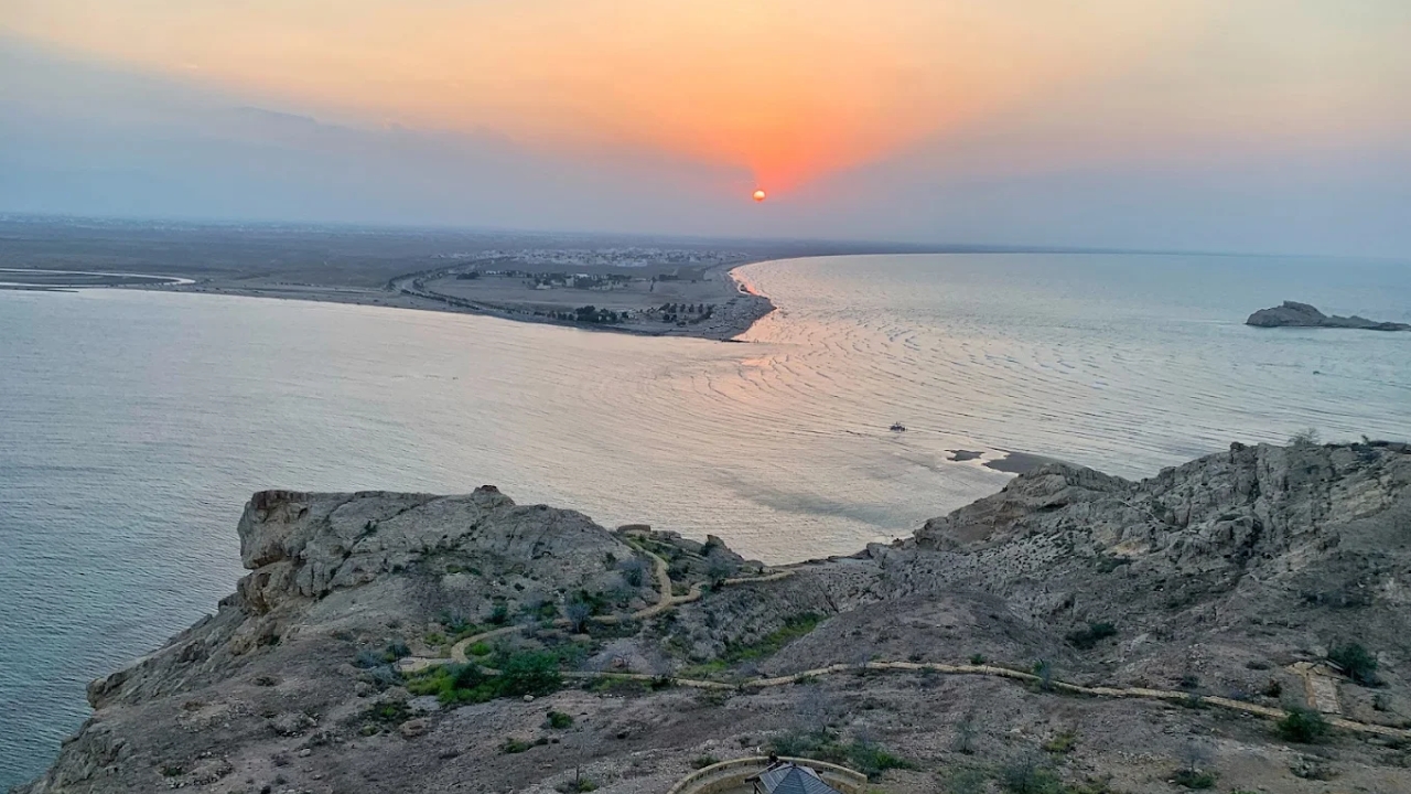 Gdzie leży Al Sawadi Beach i jak tam dojechać?