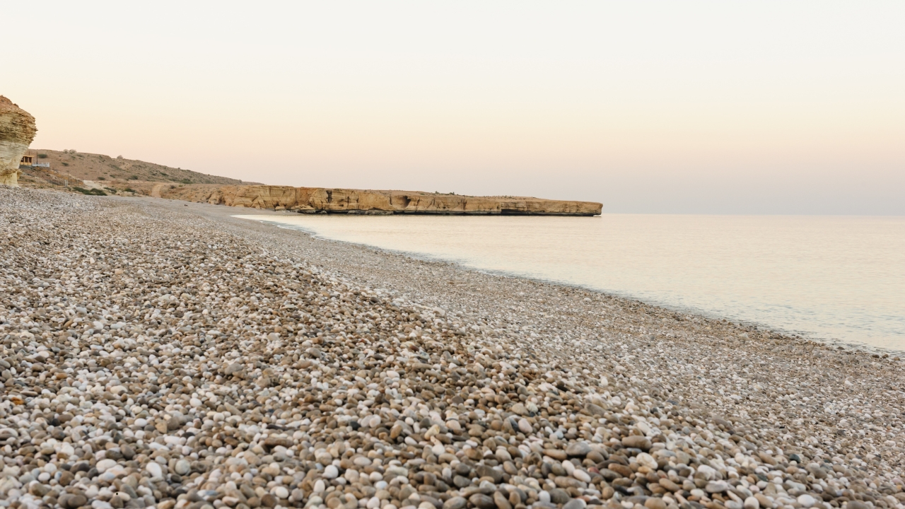 Gdzie leży Tiwi Beach i jak do niej dojechać?