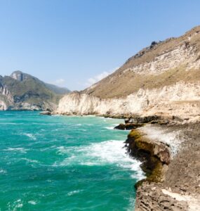 Plaża Al Mughsail Beach – co warto wiedzieć?