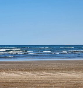 Plaża Al Sawadi Beach – co warto wiedzieć? Lokalizacja, atrakcje, najważniejsze informacje