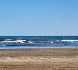 Plaża Al Sawadi Beach – co warto wiedzieć? Lokalizacja, atrakcje, najważniejsze informacje