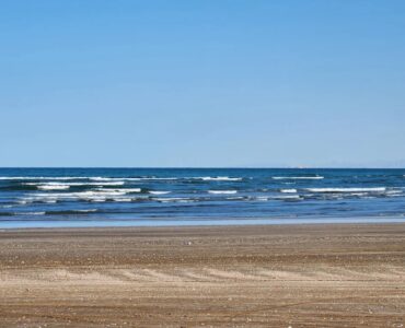 Plaża Al Sawadi Beach – co warto wiedzieć? Lokalizacja, atrakcje, najważniejsze informacje